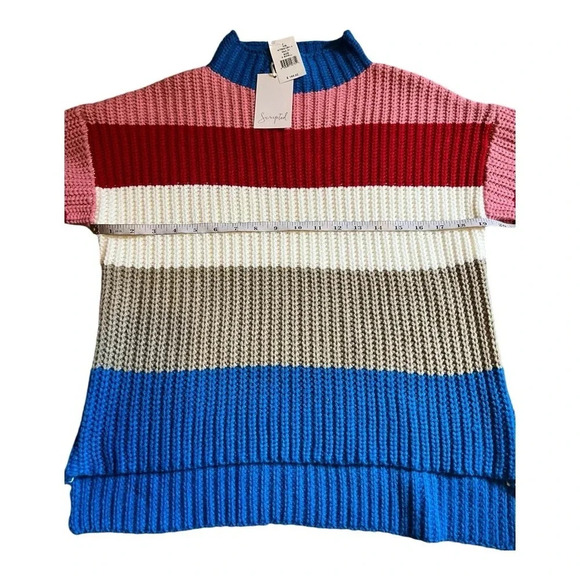 Scripted Color block sweater with side slits, slight bell sleeve and mock neck - Picture 4 of 4